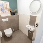 Residenz - Windbrecher - Terrasse - Sauna - Parkplatz Бад-Цвишенан